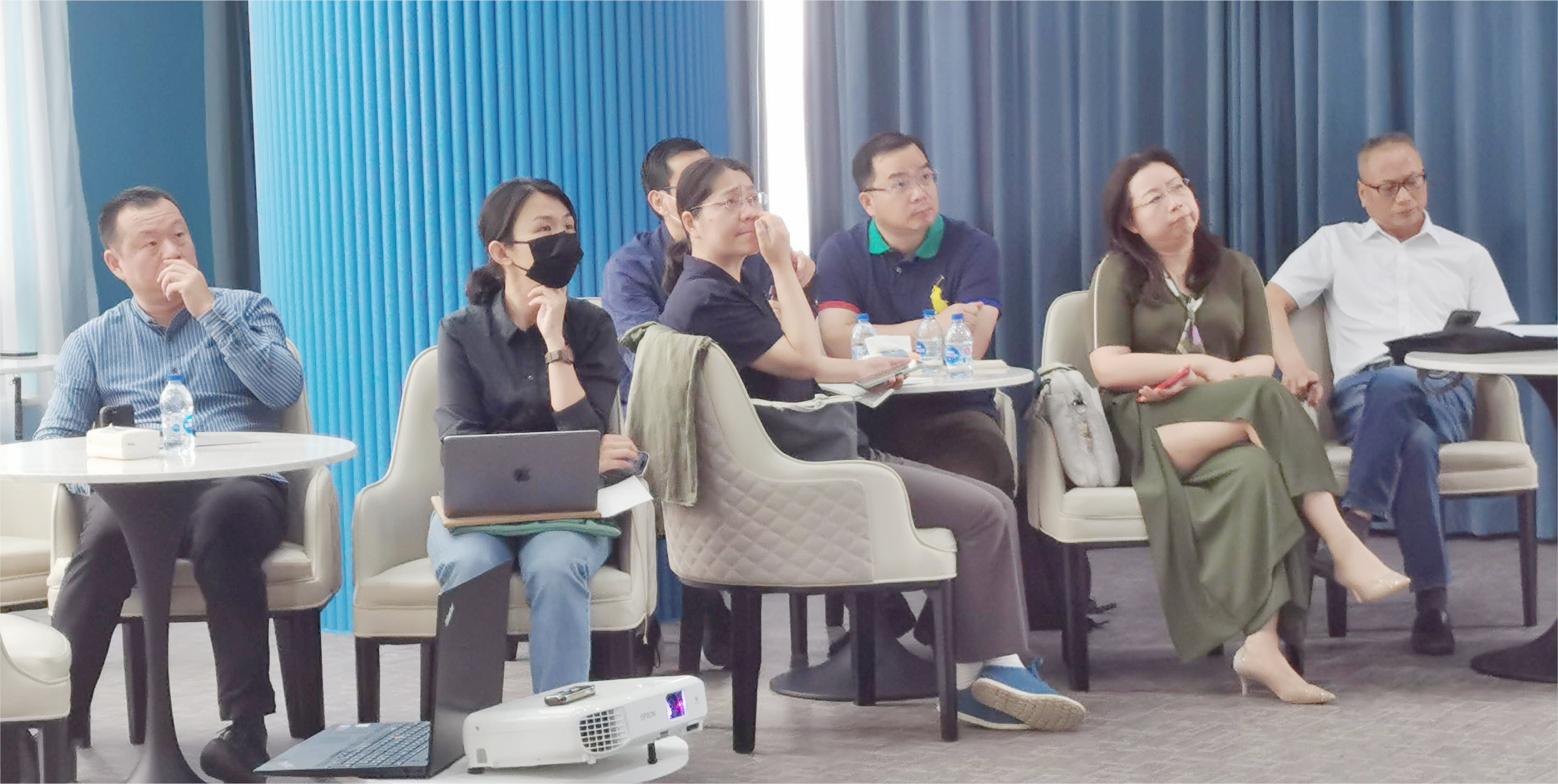 上海市教师教育学院(上海市教育委员会教学研究室)职成教部曾海霞主任一行调研交流